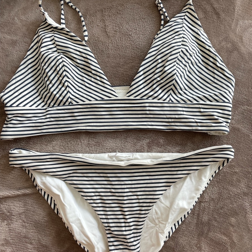 Cute striped bikini!